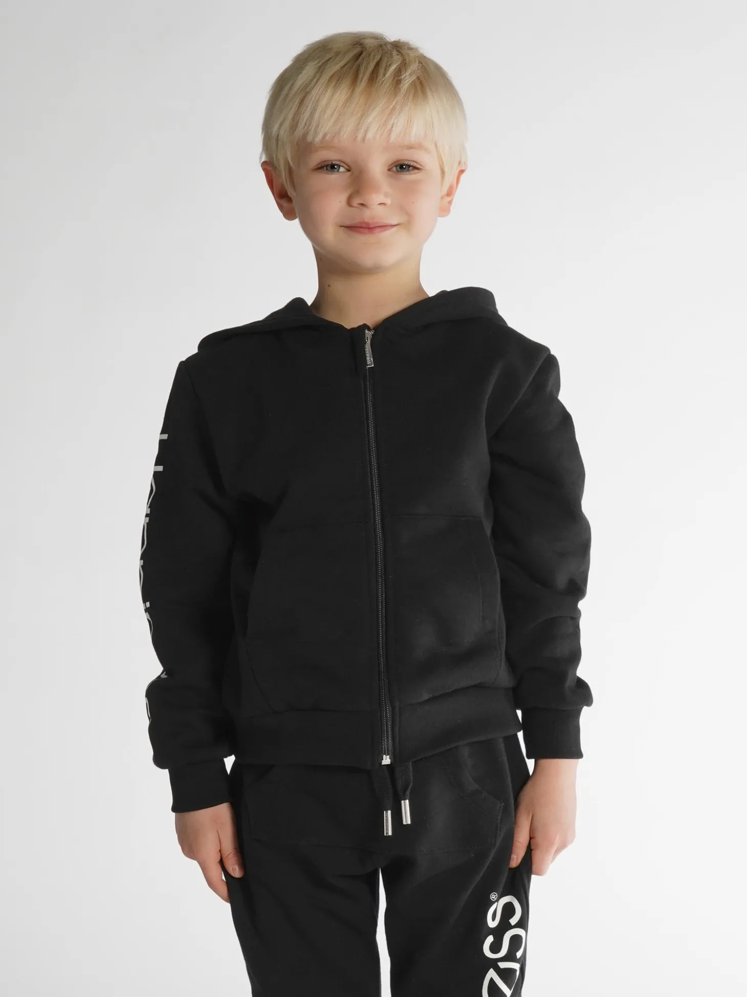 felpa_zip_kids__happiness_0-2.webp Felpa Zip Kids - Happiness Logo